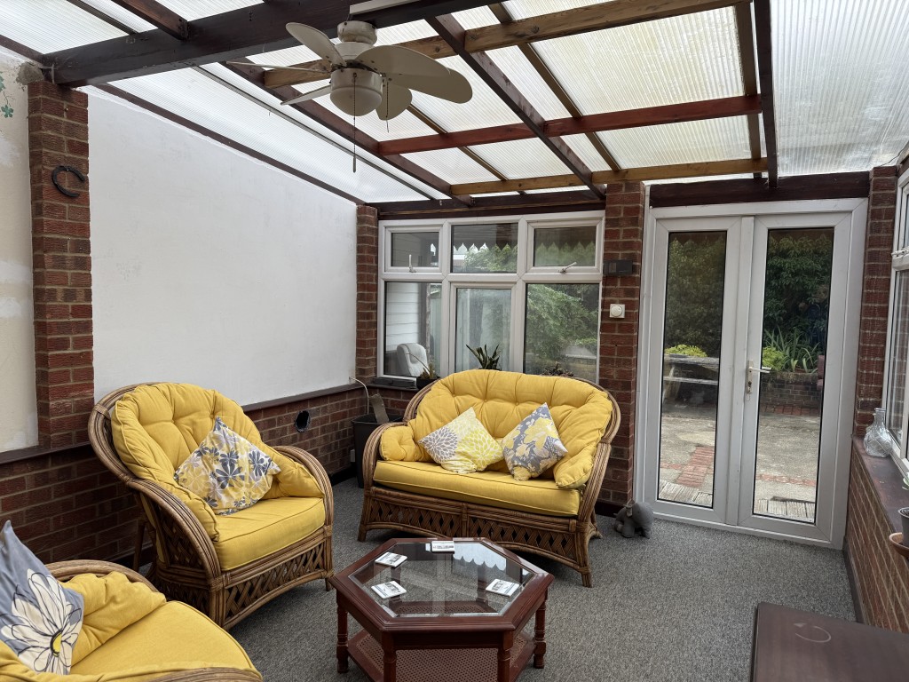 Lot: 58 - FREEHOLD DETACHED COTTAGE FOR INVESTMENT - Conservatory with view to garden